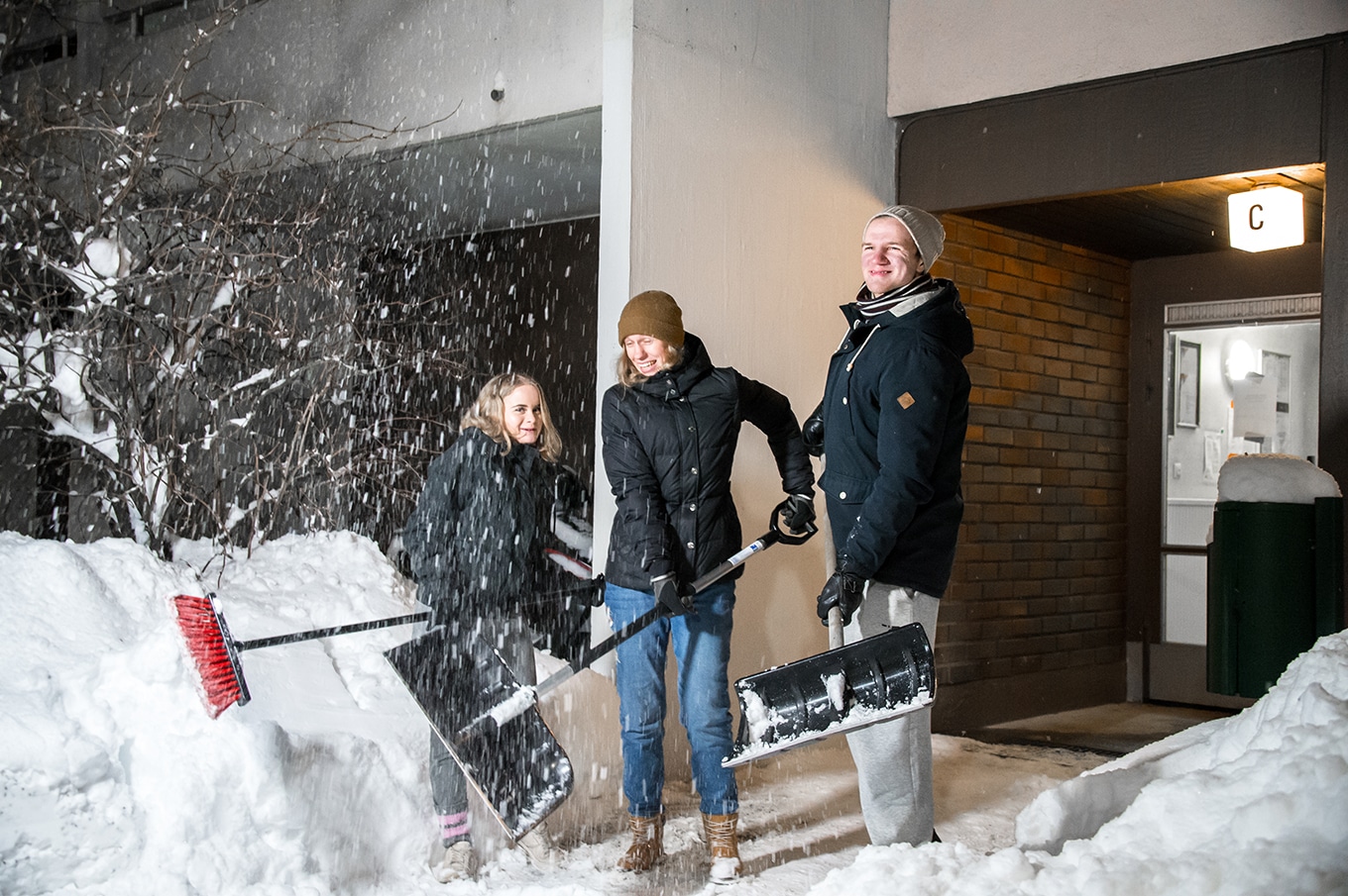 Lumien auraus kiinteistöjemme pihoilla