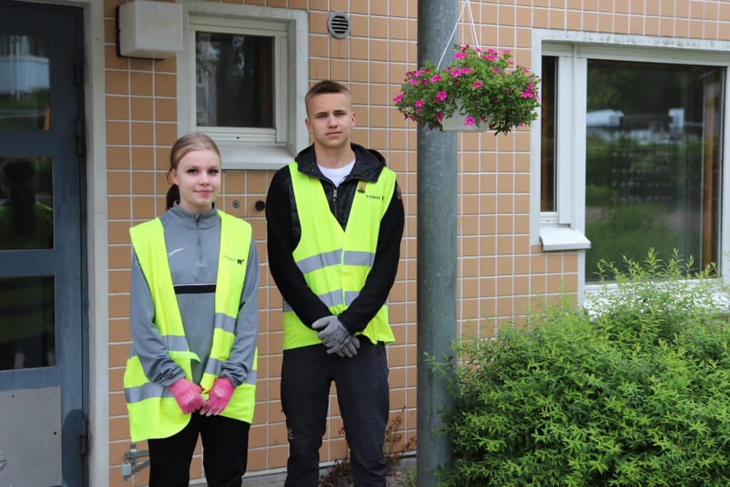 Kuvassa Uuraan kesätyöntekijät Sofia Svanström ja Miro Hyvönen.