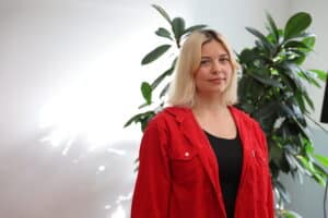 Kuvassa Y-Säätiön kesätyöntekijä Maria Kotimäki.
