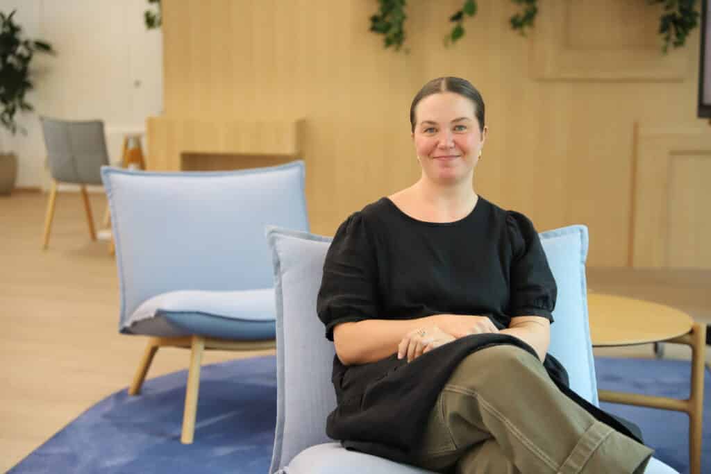 Kuvassa Y-Säätiön kesätyöntekijä Kaarina Korpisaari.