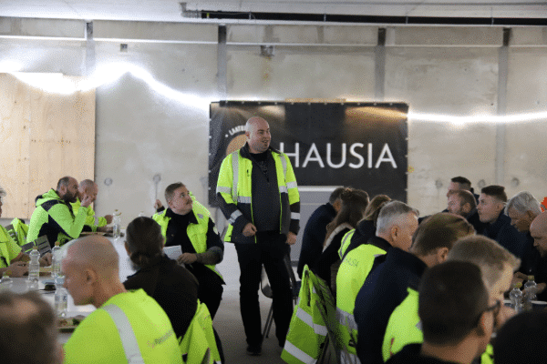M2-Kotien rakennuttamisjotaja Jouni Isomöttönen pitää puhetta rakennustyömaan työntekijöille. 