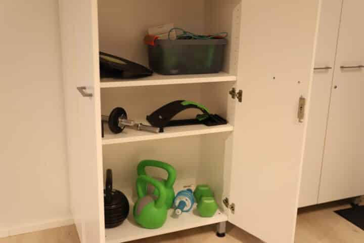 Asukastilan jumppatarvikkeita.