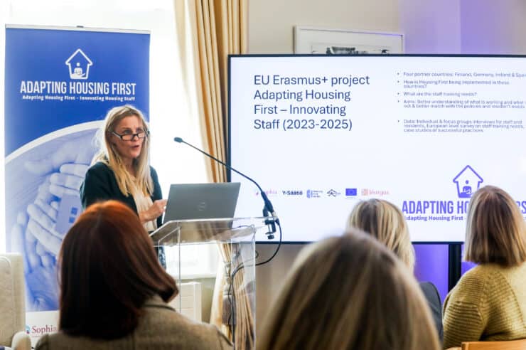 Kuvassa Tutkijatohtori Riikka Perälä esitteli tutkimuksen tuloksia Dublinissa Suomen suurlähetystön kanssa järjestetyssä tilaisuudessa